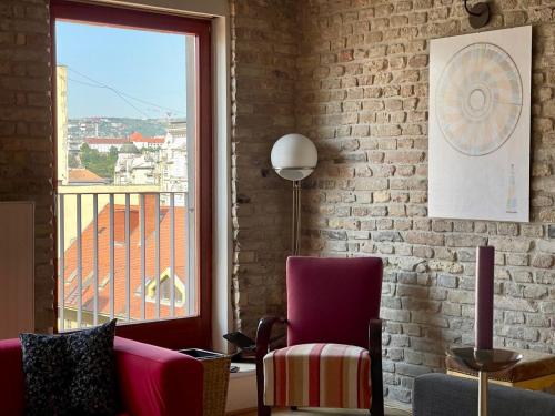 Penthouse w Private Rooftop and Free parking - image 4