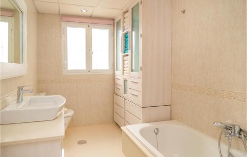 Three-Bedroom Holiday Home  image 9