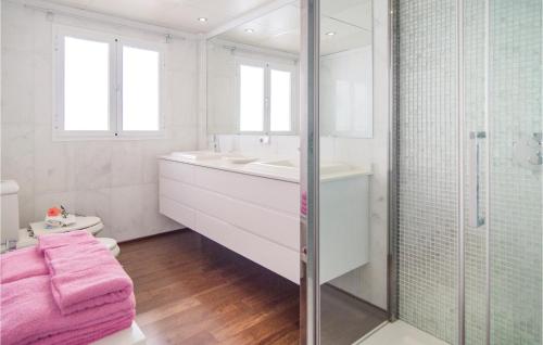 Three-Bedroom Holiday Home  image 8