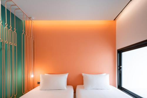 Twin Room image 9