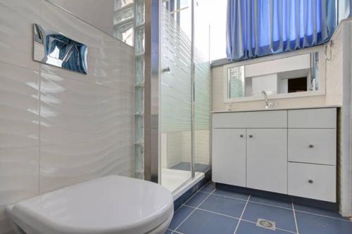 Holyland Apartments in West Mountainside