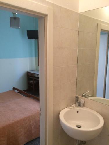 Double or Twin Room image 9