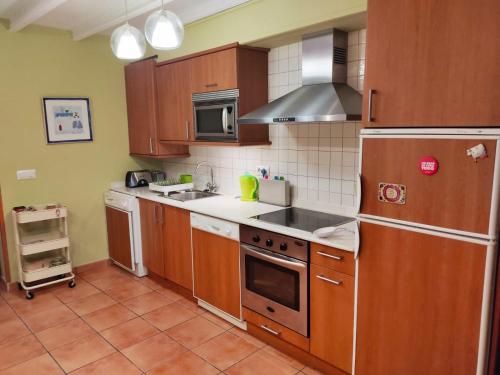 virtuve, Casa Maitri- con piraguas junto a la ría (Casa Maitri- con piraguas junto a la ria) in Limpias