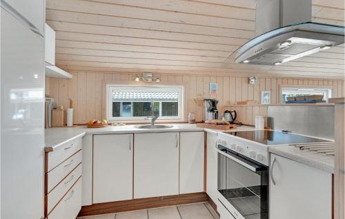 cuina, 4 Bedroom Gorgeous Home In Hadsund in Hadsund