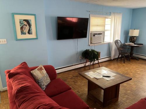 Beach Front on the Bay in our Rustic, Pet Friendly Cottage home in North Camellia Acres, USA