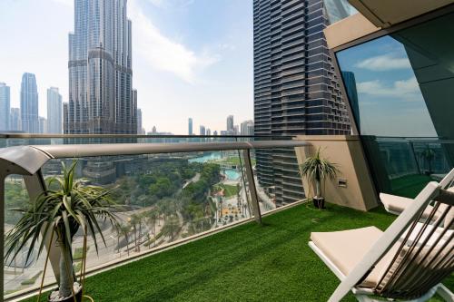Prestige Living 1BR with Full Burj Khalifa View by Auberge - main image