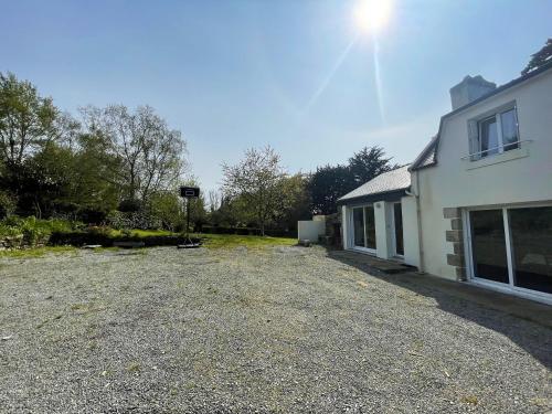 House with 4 bedrooms in Fouesnant with enclosed garden and WiFi 3 km from the beach - image 8