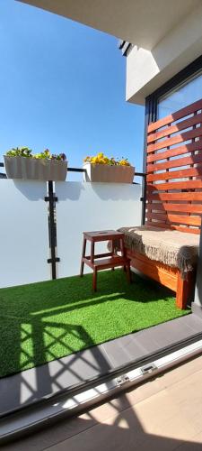 Erkély/terasz, Friends - Mieszkanie 53m2 - dwie kawalerki z łazienką (Friends - Mieszkanie 53m2 - dwie kawalerki z lazienka) in Ksiazenice