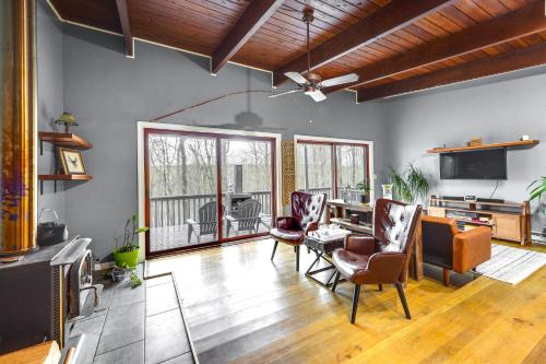 'Alpine House' Modern Delevan Cabin on 2 Acres