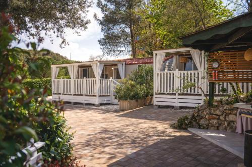 2 bedrooms, 5 beds