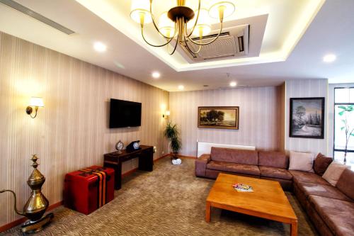 ห้องส่วนกลางสำหรับนั่งเล่น/ดูทีวี, ซาริสซา โฮเทล (Sarissa Hotel) in เบย์ลิกดูซู