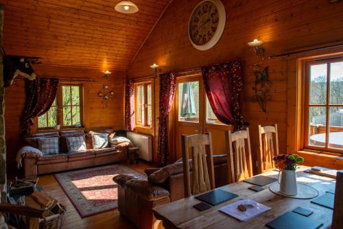 George Cabin - Log Cabin in Wales with Hot tub in Bettws Cedewain