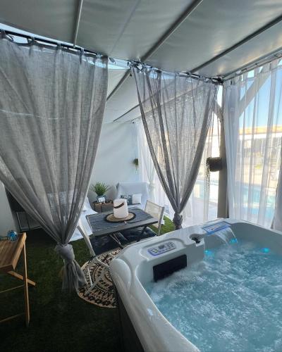 Спа, Suites by Aix Keys avec jacuzzi privatif 5 min des plages Fouras in Saint-Laurent-de-la-Prée