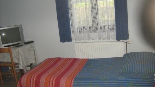 2 twin beds, 1 sofa bed