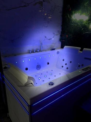 Krystalisya Room Suite Spa Privatif Sauna Jacuzzi Siege Massant, Marseille (fotografie 9)