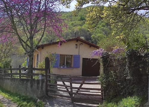 Maison au pied de la montagne