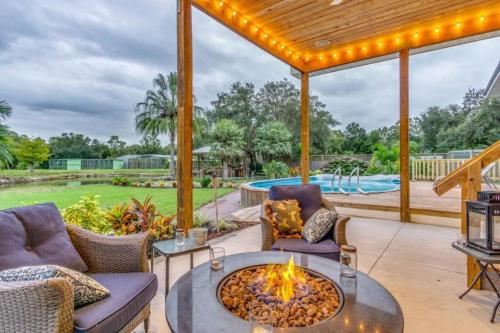 Tropical getaway Pool and tiki bar - Harbour Heights, FL