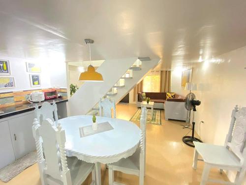 Charming Modern 2-Bedroom Apartment, Olongapo City Center