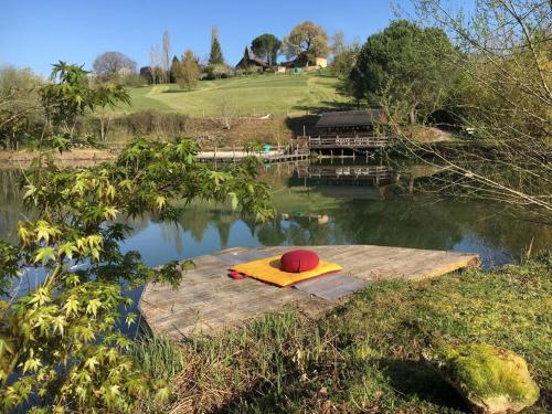 La cabane sur le lac aux Temps des Sources