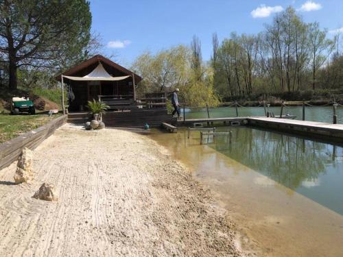 La cabane sur le lac aux Temps des Sources