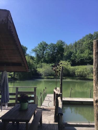 La cabane sur le lac aux Temps des Sources