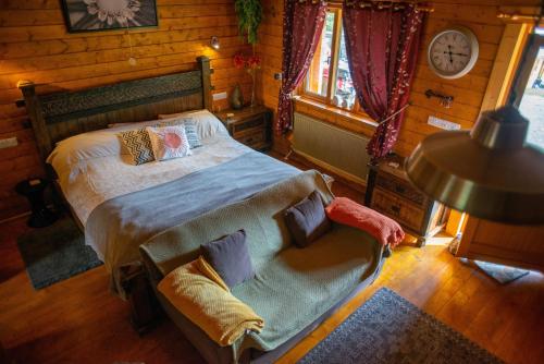 APPLE Cabin - Little Log Cabin in Wales in Bettws Cedewain