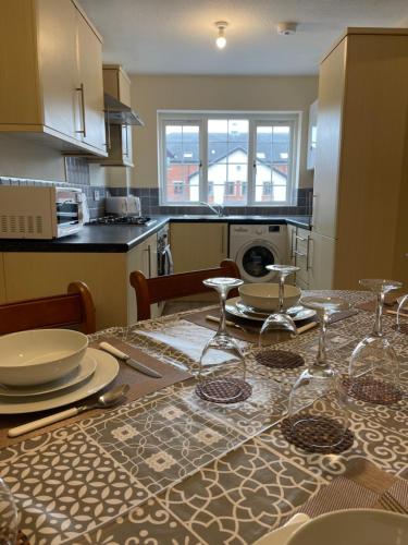 Spacious, Sleeps 14, 3 bathrooms, Central, Parking, Grimsby