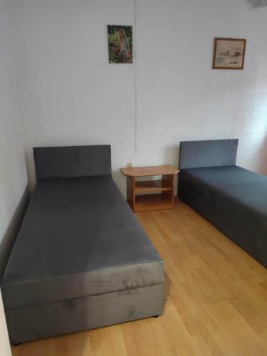 2 twin beds