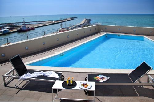 Swimming pool, Hotel Tiber in Fiumicino Airport