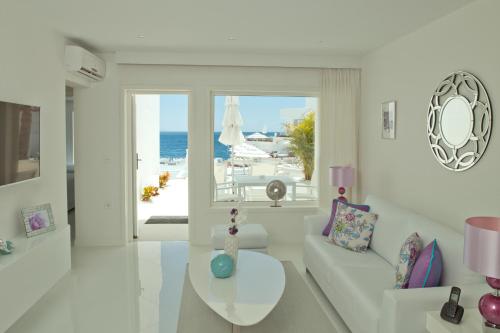 Lanis Suites de Luxe - Adults Only Lanis Suites de Luxe - Adults Only is conveniently located in the popular Puerto del Carmen area. The property features a wide range of facilities to make your stay a pleasant experience. All the nec