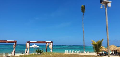 Luxury Villa Iberosta - 4BDR, Private Beach, Pool & Jacuzzi