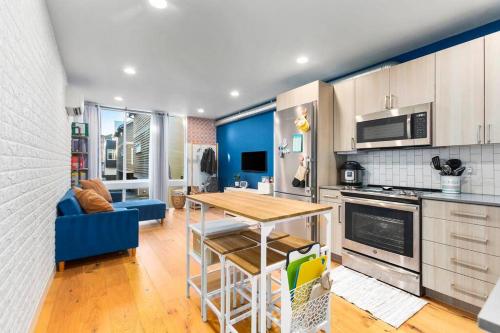 Modern Sustainable Design in Ballard - 92 Wlkscore near สวนสัตว์ วู้ดแลนด์พาร์ค