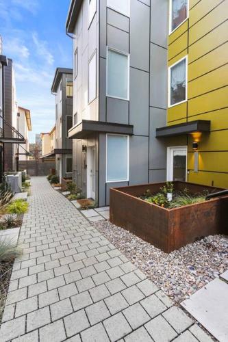 Modern Sustainable Design in Ballard - 92 Wlkscore near สวนสัตว์ วู้ดแลนด์พาร์ค
