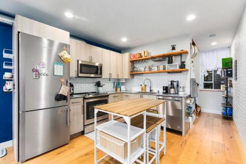 Modern Sustainable Design in Ballard - 92 Wlkscore near สวนสัตว์ วู้ดแลนด์พาร์ค