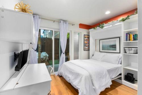 Modern Sustainable Design in Ballard - 92 Wlkscore near สวนสัตว์ วู้ดแลนด์พาร์ค