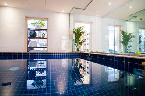 45148254 Milestone Hotel Kensington