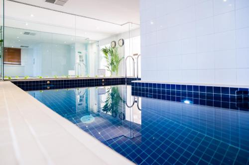 45148271 Milestone Hotel Kensington