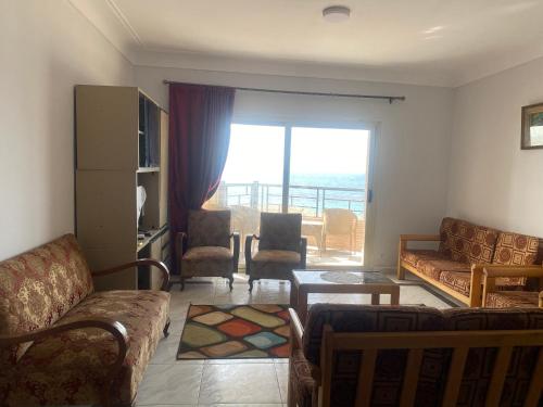 شقه مميزه علي البحر مباشره للعائلات فقط ميامي اسكندريه Room Type - Three-Bedroom Apartment