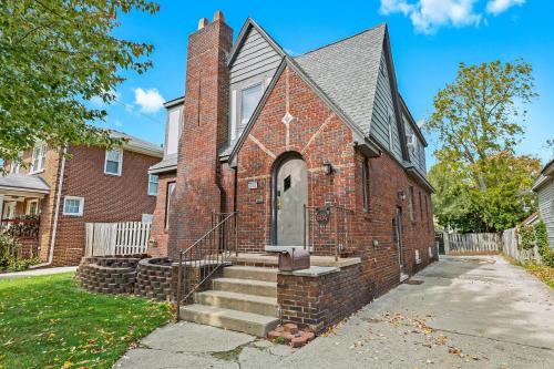 Charming 2 Family Duplex Home - Downtown Royal Oak