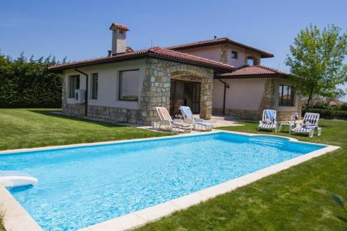 Large and luminous private villa, with pool.