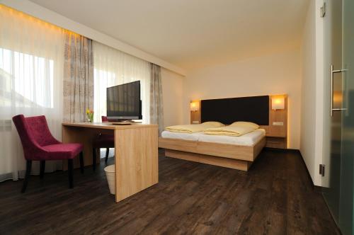 1 queen bed, 1 sofa bed
