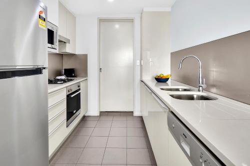 North Sydney Large Two Bedroom MIL2252402 - image 5