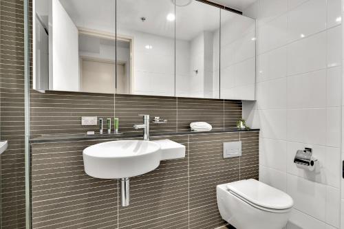 North Sydney Large Two Bedroom MIL2302 - image 3