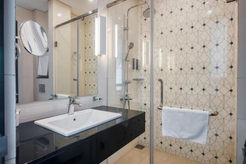 Standard Twin Room image 10