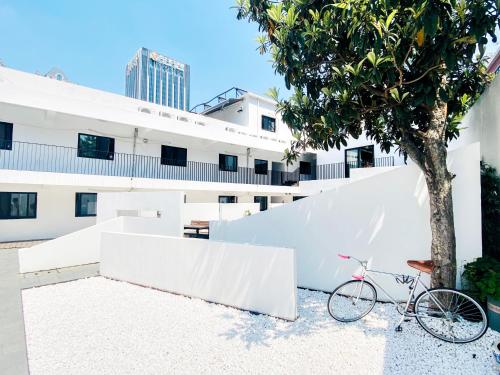 Hidden Garden Youth Hostel -Oriental Pearl &Lujiazui -Garden Social Area -Bar -Café -Free Laundry Luggage Storage -24H Front Desk -English Service, Shanghai