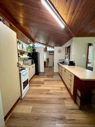 Bushland Beach Holiday House in Bushland Beach