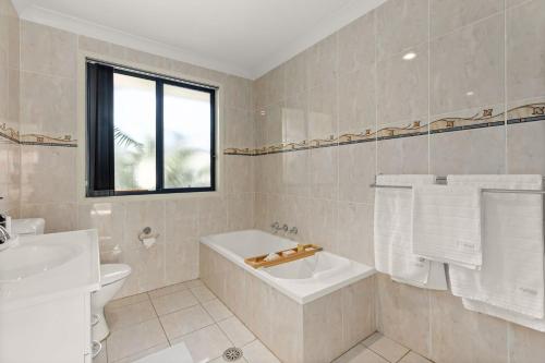 Coastal Villa by Experience Jervis Bay - image 3