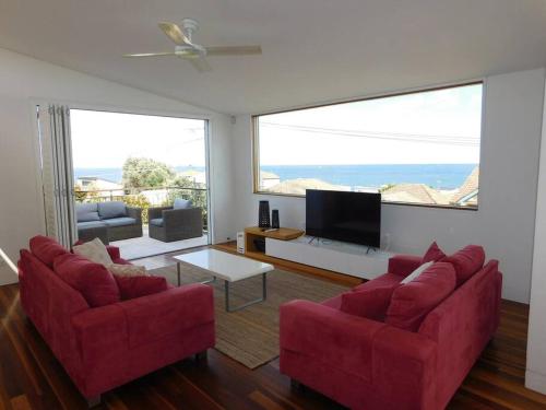 Shared lounge/TV area, Clovelly beach house with pool in Bronte