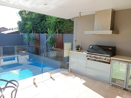 Sadržaji, 370m² 4 spavaća soba, 3 privatna kupaonica Kuća u Bronte
 (Clovelly beach house with pool) in Bronte