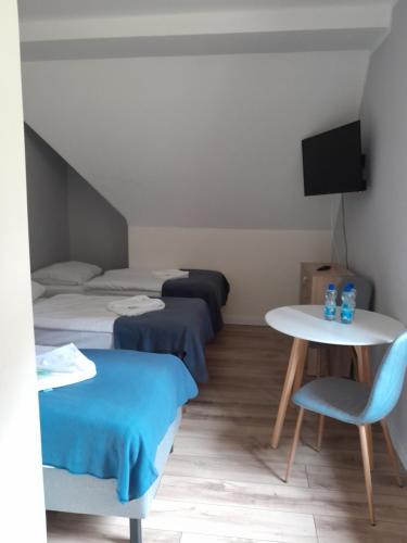3 twin beds